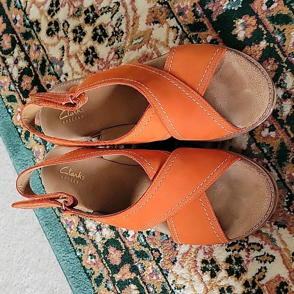 Clarks Genuine Leather Wedge Sandal w Velcro Strap